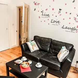 Apartment Chic & Bright Flat Near Holyrood Park Edinburgh